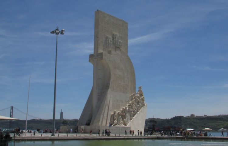 subir al mirador del monumento a los descubridores de lisboa