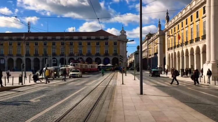plaza del comercio y sus tranvías